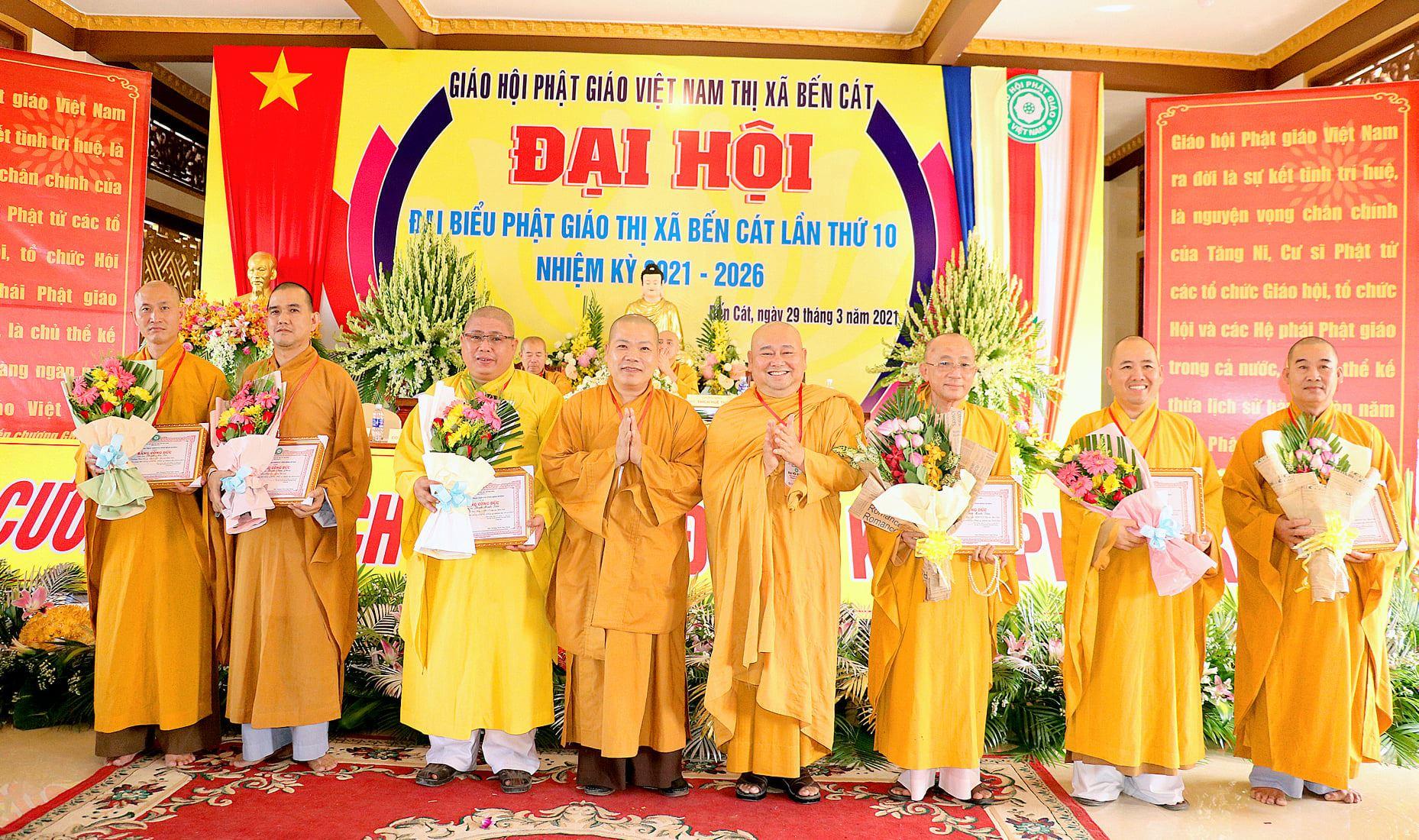 Tập thể, cá nhân nhận bằng tuyên dương công đức