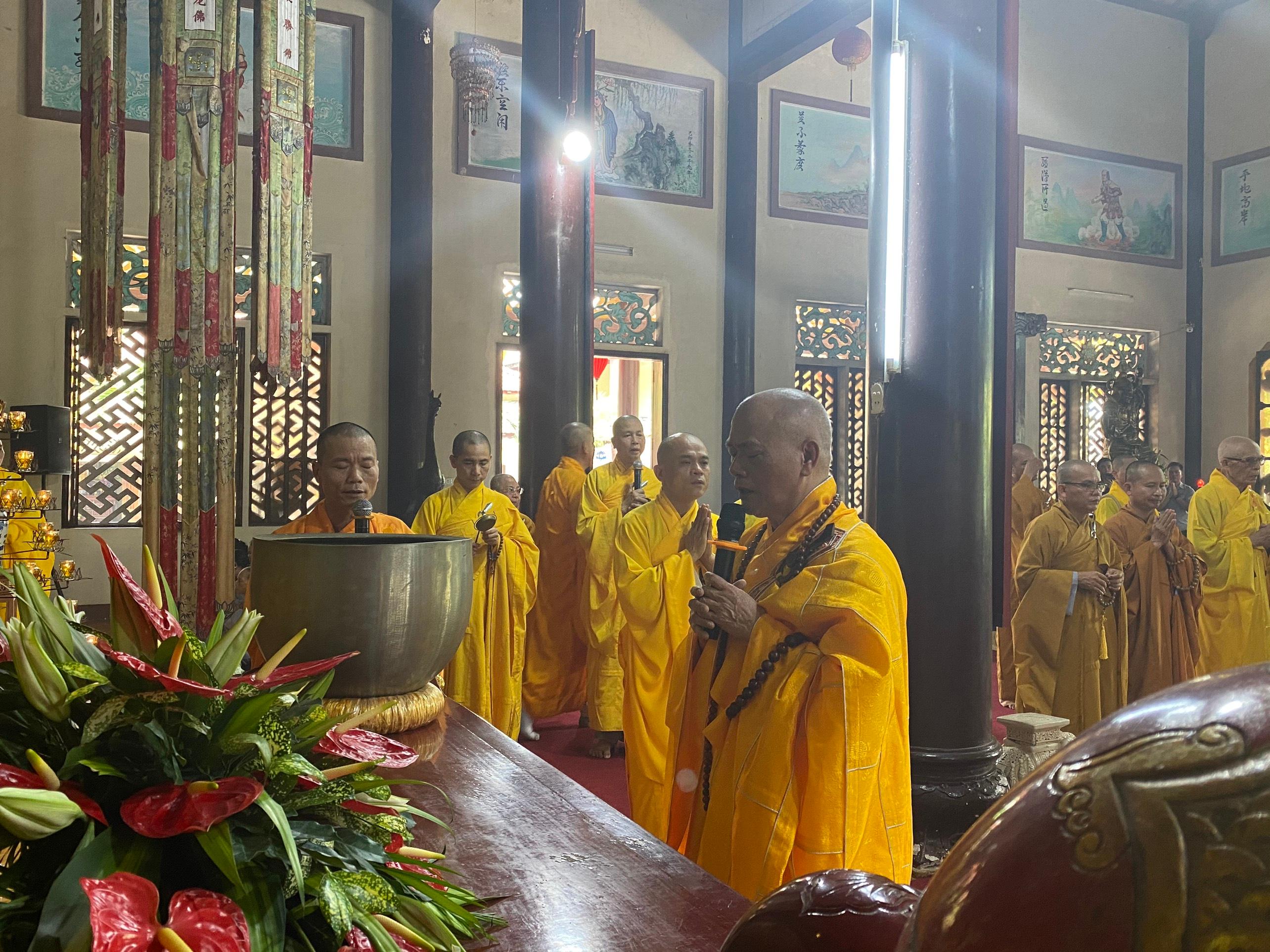 Hòa thượng Thích Giác Đạo, Ủy viên Hội đồng Trị sự, Phó Trưởng ban Pháp chế Trung ưỡng GHPGVN chủ sám lễ cúng ngọ Hòa thượng Thích Giác Đạo, Ủy viên Hội đồng Trị sự, Phó Trưởng ban Pháp chế Trung ưỡng GHPGVN chủ sám lễ cúng ngọ