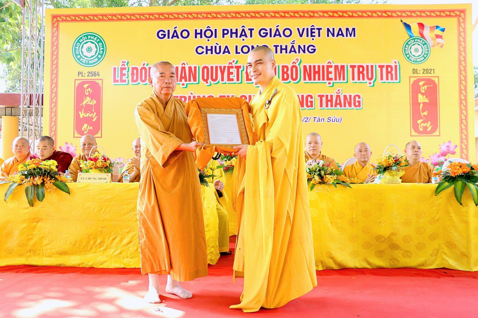 Hòa thượng Thích Thiện Duyên, Phó ban Thường trực Ban Trị sự tỉnh trao quyết định đến Đại đức Thích Tâm Thông Hòa thượng Thích Thiện Duyên, Phó ban Thường trực Ban Trị sự tỉnh trao quyết định đến Đại đức Thích Tâm Thông