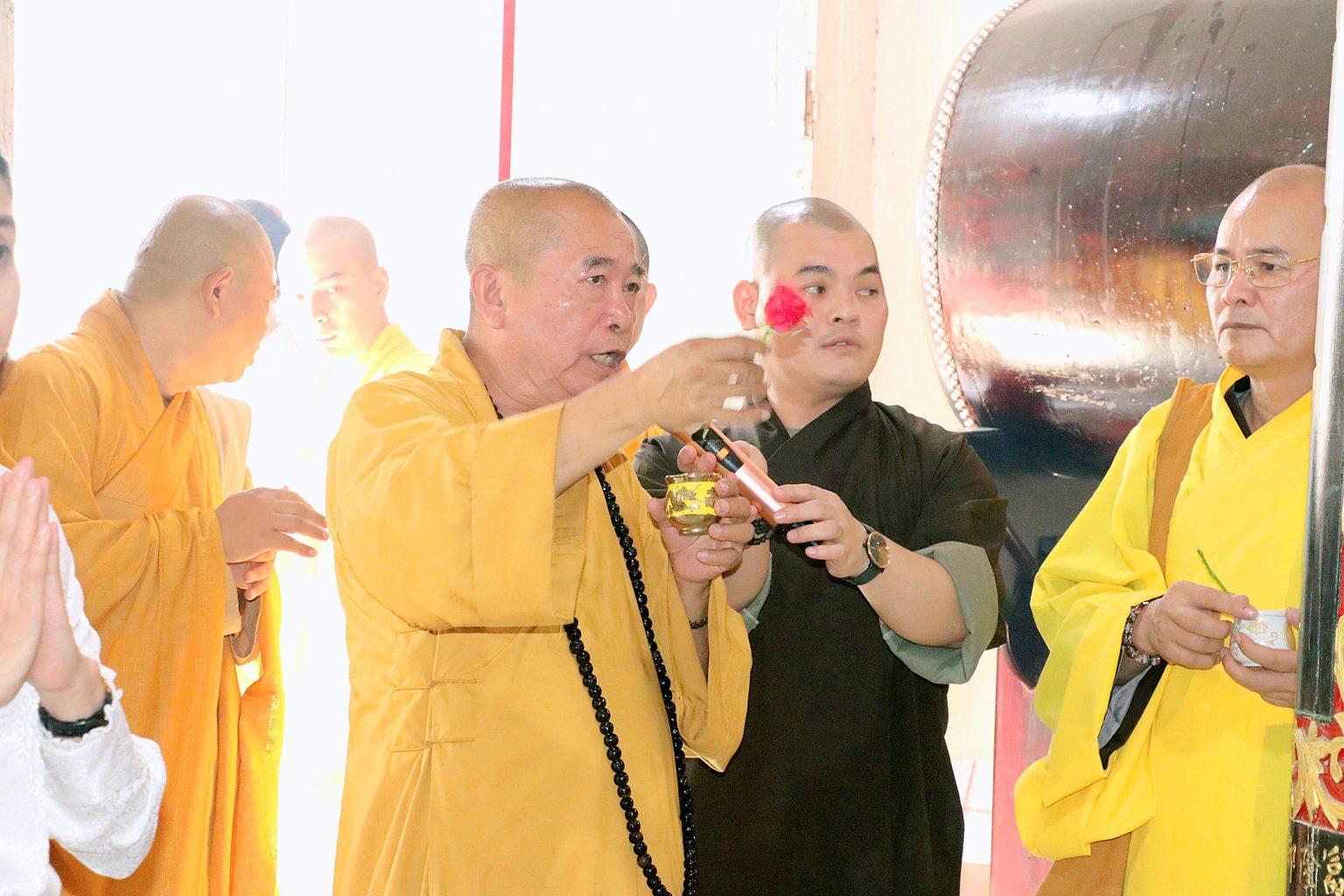 Chư tôn thức thực hiện nghi thức sái tịnh Chư tôn thức thực hiện nghi thức sái tịnh