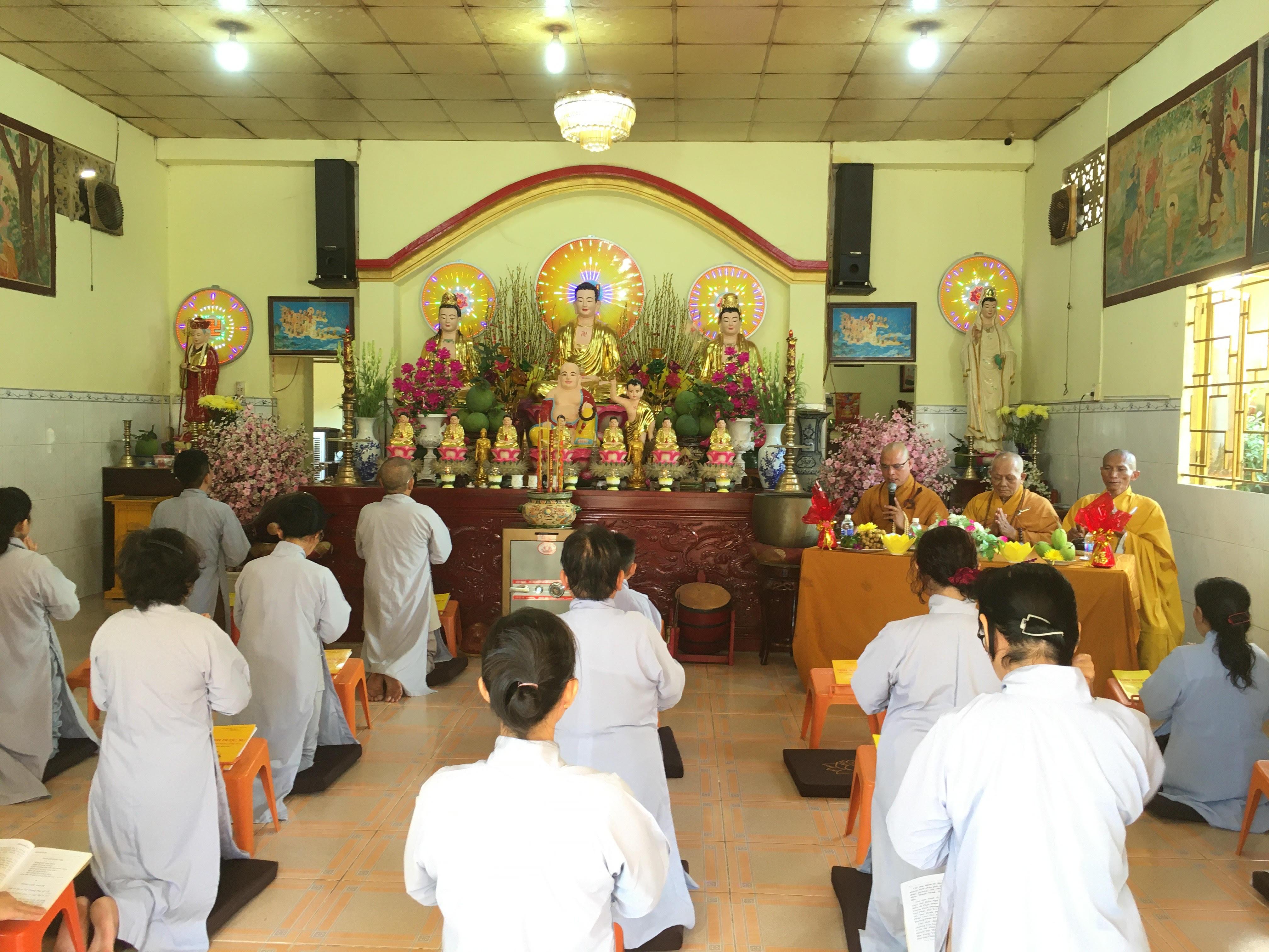 Chư tôn đức Tăng làm lễ truyền giới cho các Phật tử Chư tôn đức Tăng làm lễ truyền giới cho các Phật tử