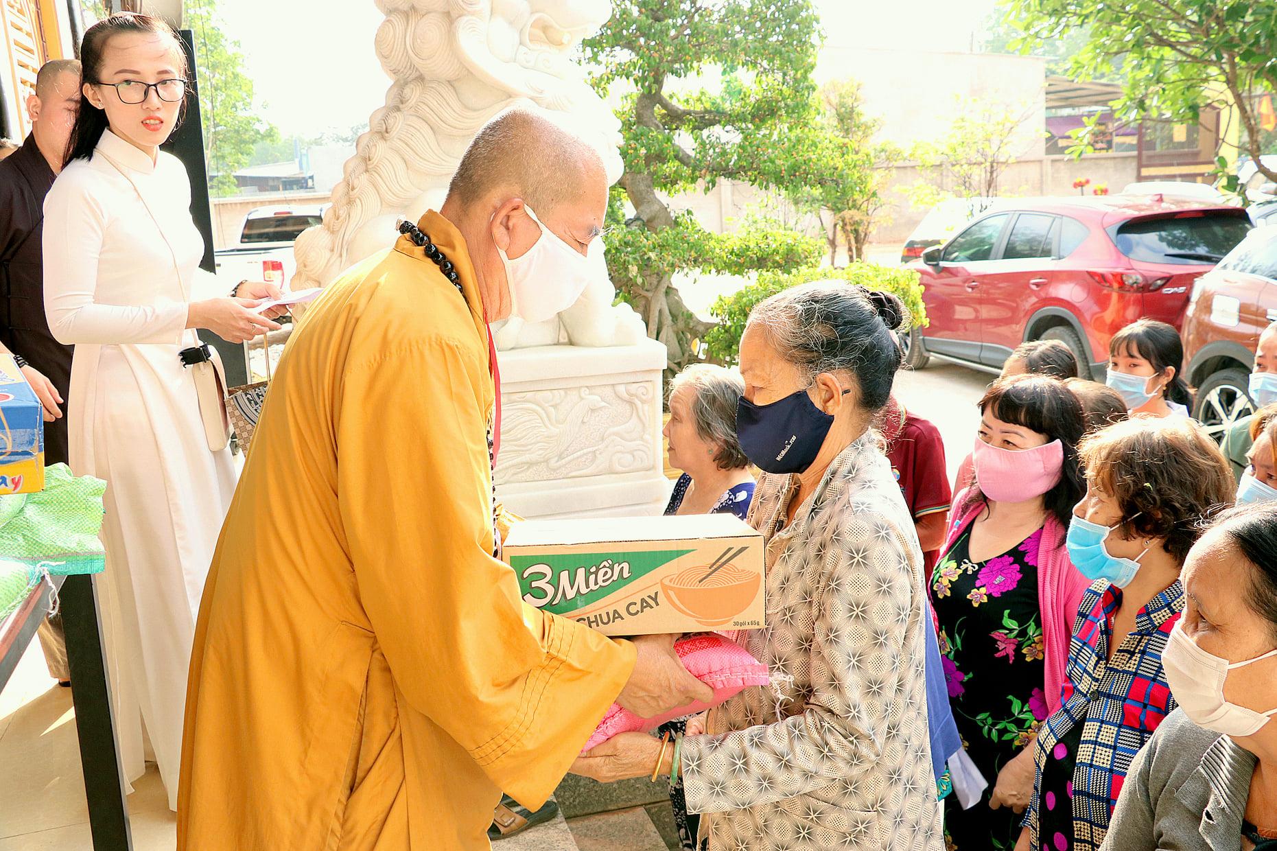 Tặng quà cho bà con nghèo tại địa phương