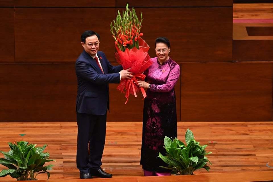 Nguyên Chủ tịch Quốc hội Nguyễn Thị Kim Ngân tặng hoa Chủ tịch Quốc hội Vương Đình Huệ Nguyên Chủ tịch Quốc hội Nguyễn Thị Kim Ngân tặng hoa Chủ tịch Quốc hội Vương Đình Huệ