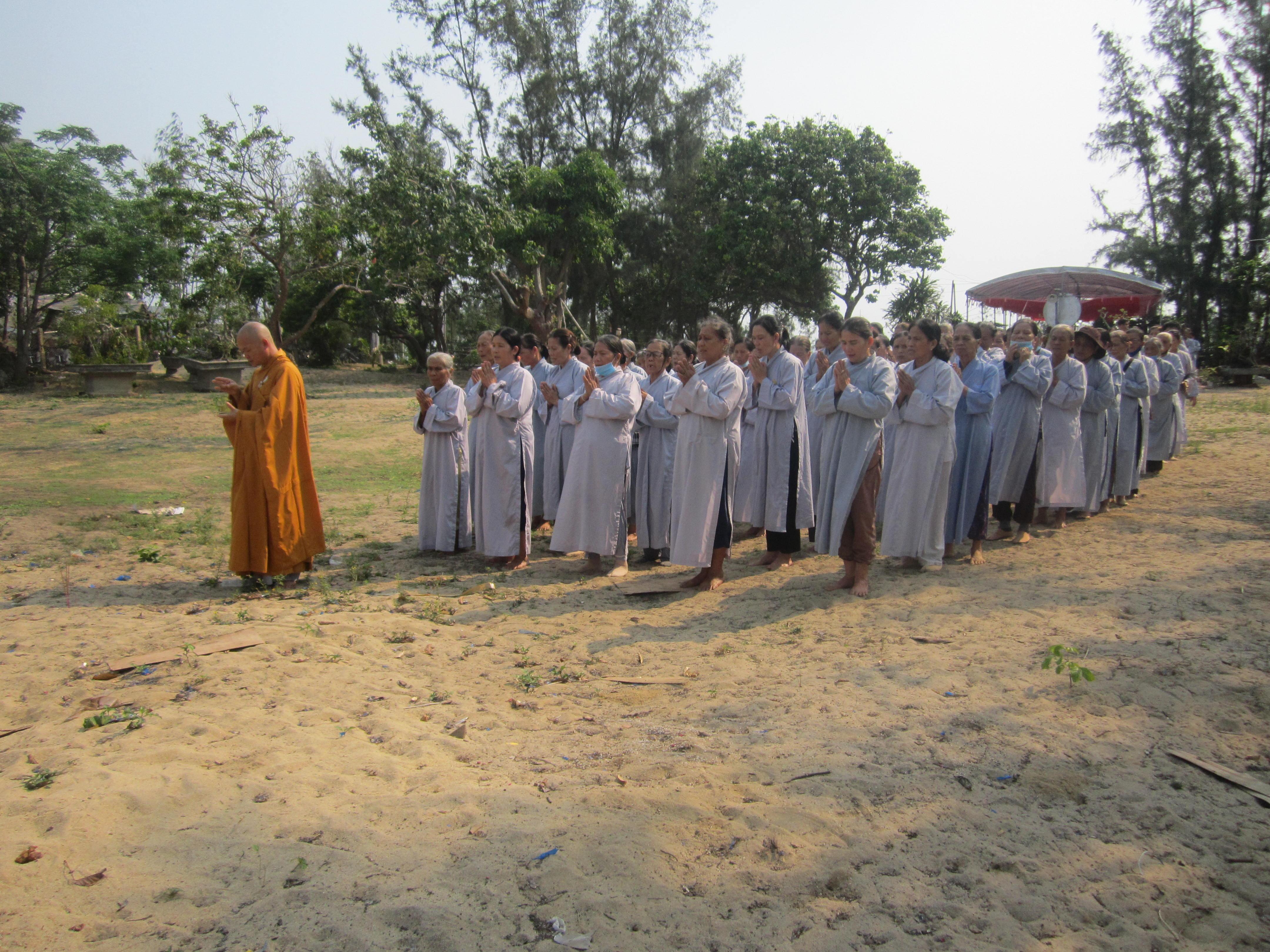 Đại đức Thích Hạnh Nhân thực hiện nghi thức sái tịnh Đại đức Thích Hạnh Nhân thực hiện nghi thức sái tịnh