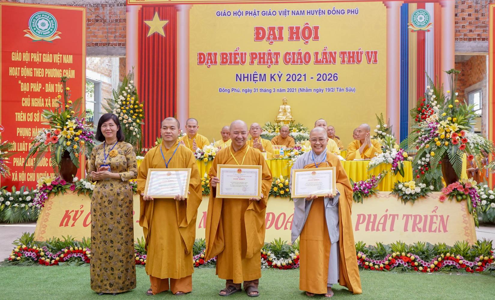 Trao bằng tuyên dương công đức Trao bằng tuyên dương công đức