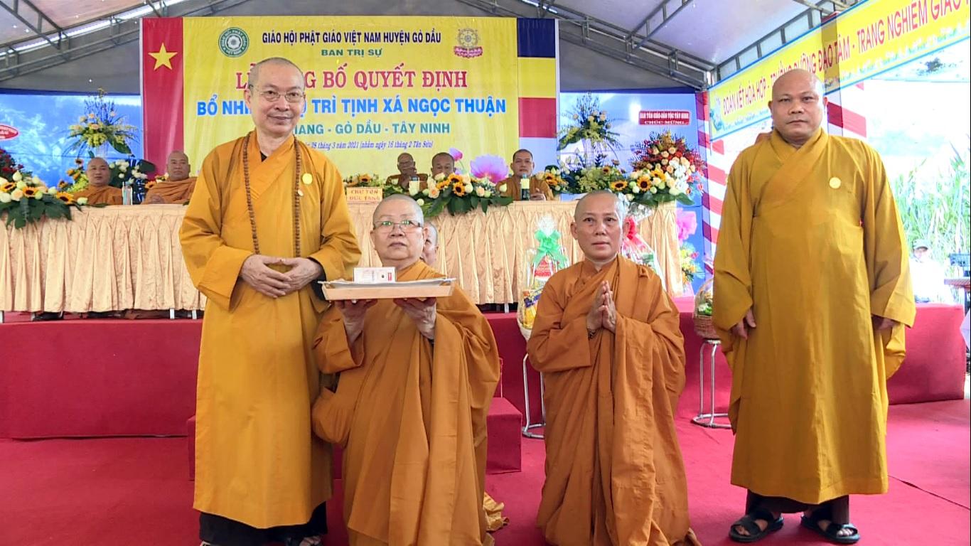 Hòa thượng Thích Niệm Thới, Trưởng ban Trị sự tỉnh trao quyết định đến Sư cô Châu Liên