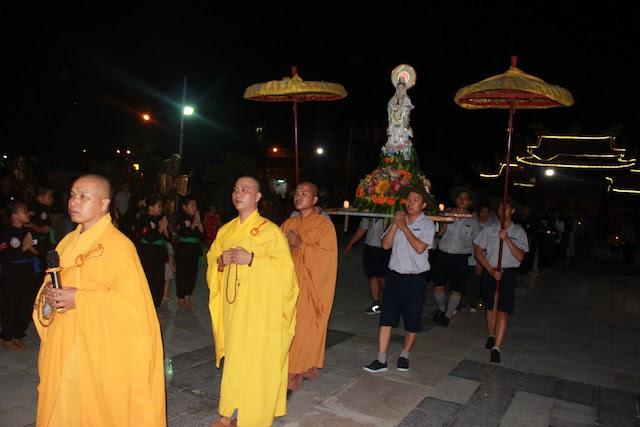 Thượng tọa Thích Thị Tấn dẫn đầu đoàn rước kiệu Bồ-tát Quán Thế Âm Thượng tọa Thích Thị Tấn dẫn đầu đoàn rước kiệu Bồ-tát Quán Thế Âm
