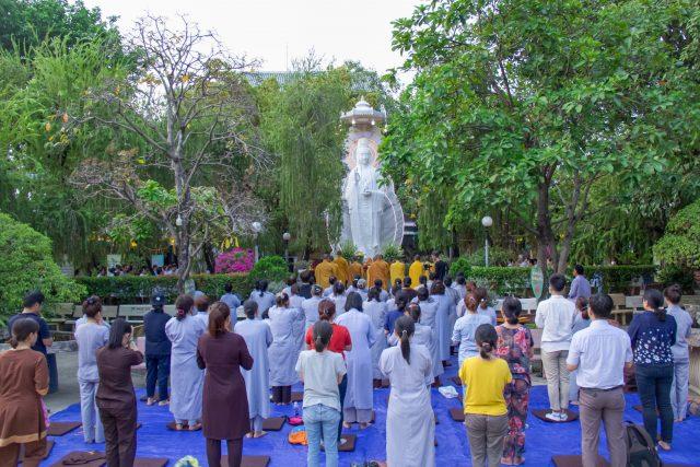 Chư Tăng hướng dẫn Phật tử trang nghiêm đảnh lễ Bồ-tát Quán Thế Âm Chư Tăng hướng dẫn Phật tử trang nghiêm đảnh lễ Bồ-tát Quán Thế Âm