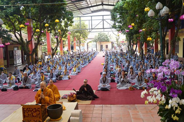 Đại chúng đồng niệm danh hiệu "Nam mô Bồ-tát Quán Thế Âm" Đại chúng đồng niệm danh hiệu "Nam mô Bồ-tát Quán Thế Âm"