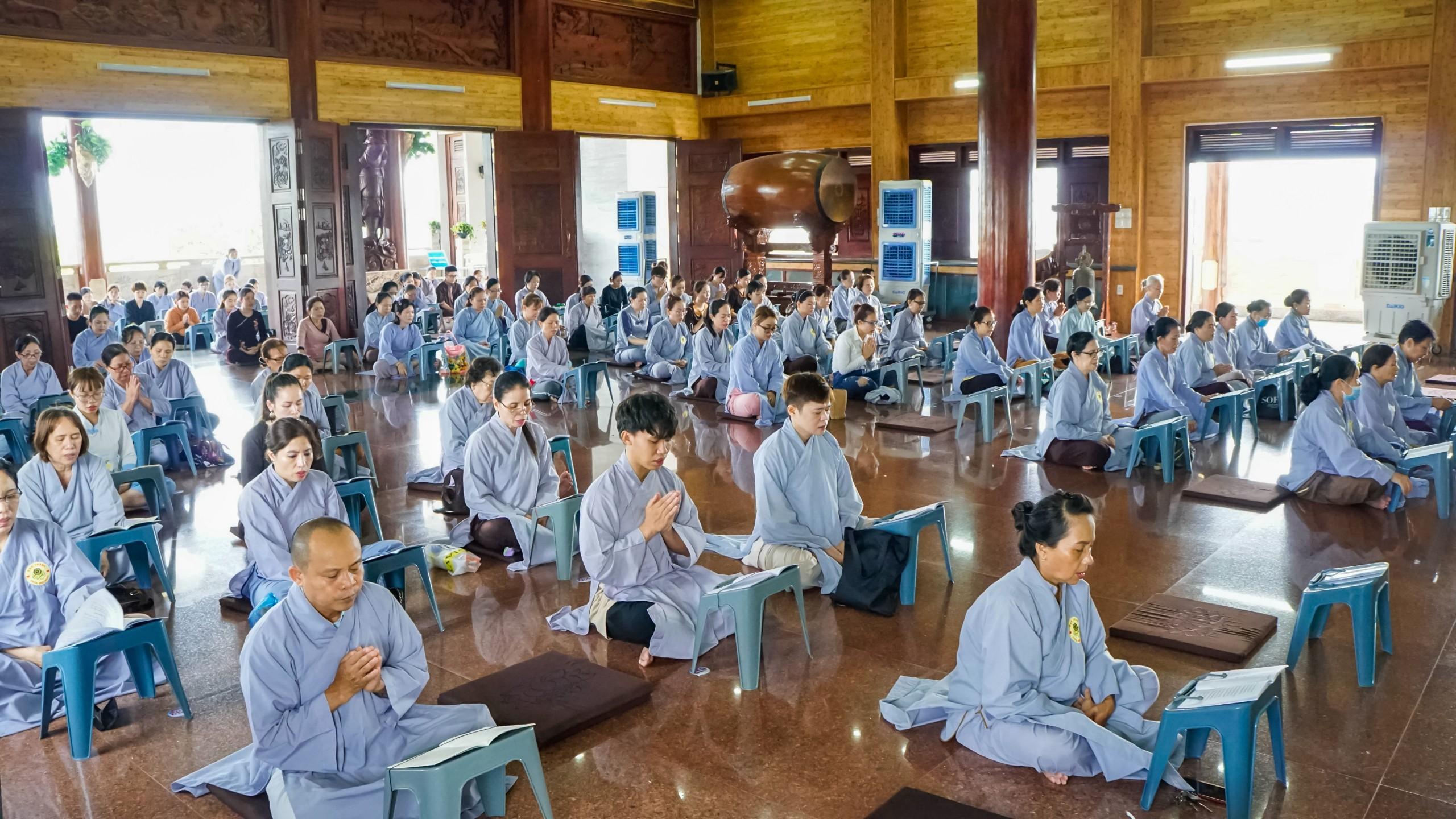 Đại chúng cùng niệm hồng danh Bồ-tát Quán Thế Âm Đại chúng cùng niệm hồng danh Bồ-tát Quán Thế Âm