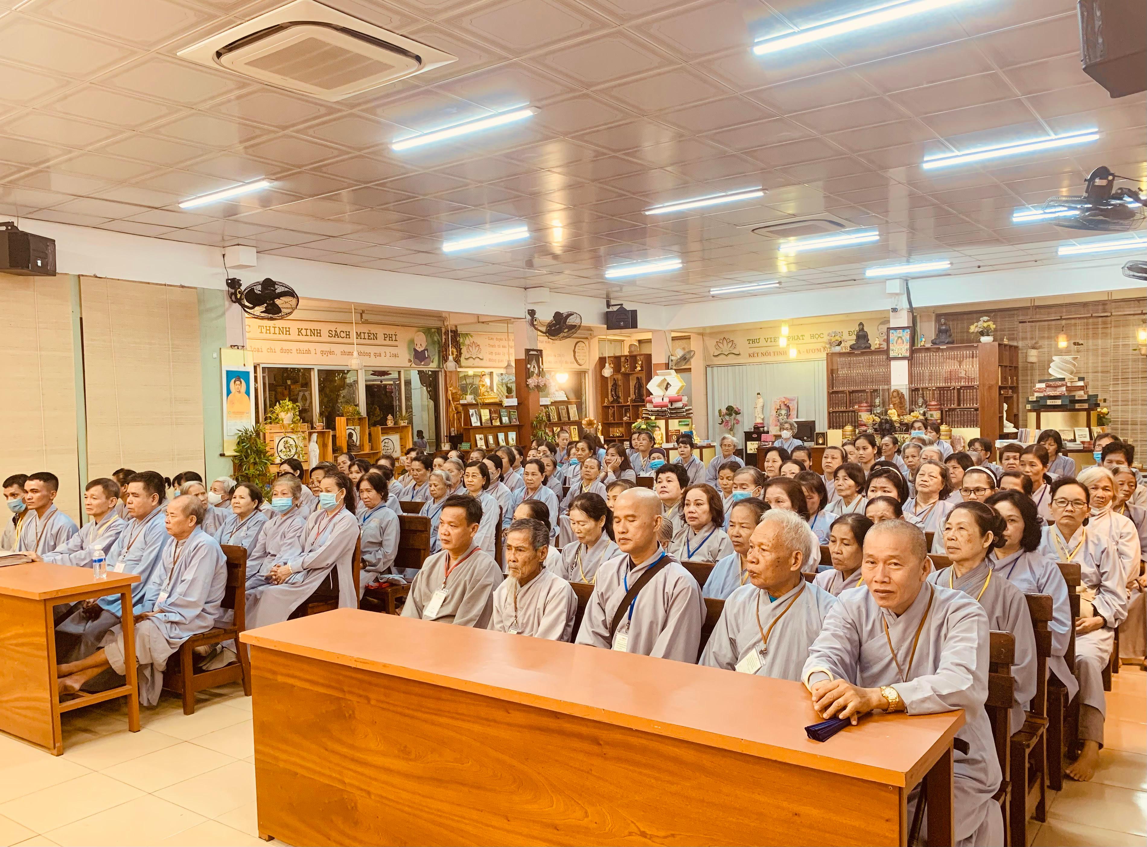 Phật tử tham dự nghe triển khai nội quy khóa tu