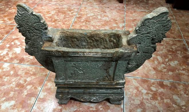 Bát hương cổ bằng đá có niên đại hàng trăm năm bị đánh cắp Bát hương cổ bằng đá có niên đại hàng trăm năm bị đánh cắp