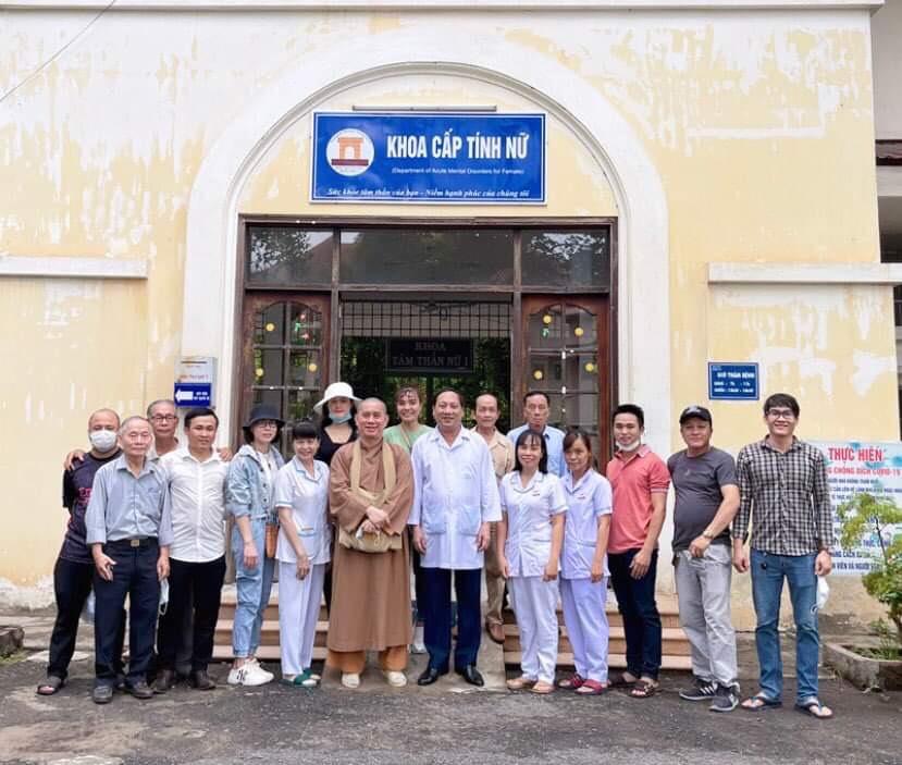 Đoàn tự thiện chụp ảnh cùng các y bác sĩ bệnh viện Tâm thần Trung ương 2 Đoàn tự thiện chụp ảnh cùng các y bác sĩ bệnh viện Tâm thần Trung ương 2