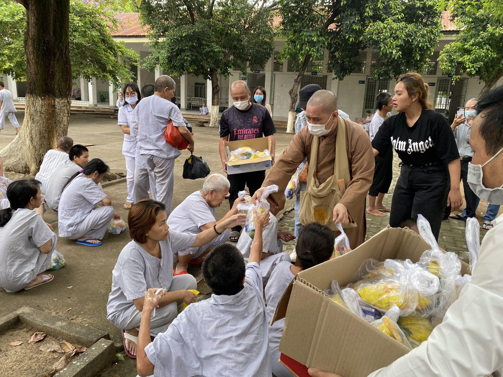 Phái đoàn từ thiện phát quà cho các bệnh nhân Phái đoàn từ thiện phát quà cho các bệnh nhân