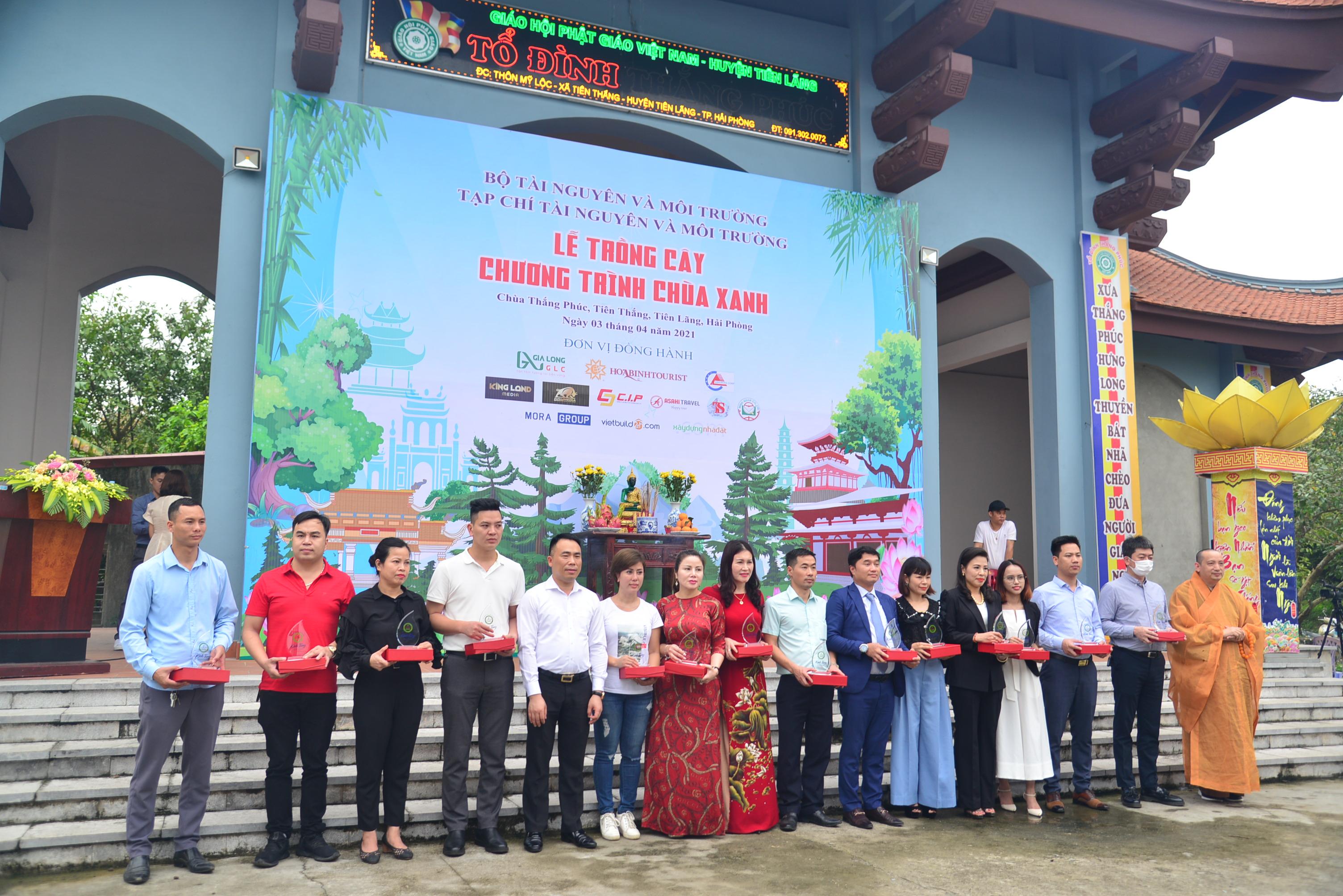 Thượng tọa Thích Quảng Minh trao kỷ niệm chương Thượng tọa Thích Quảng Minh trao kỷ niệm chương