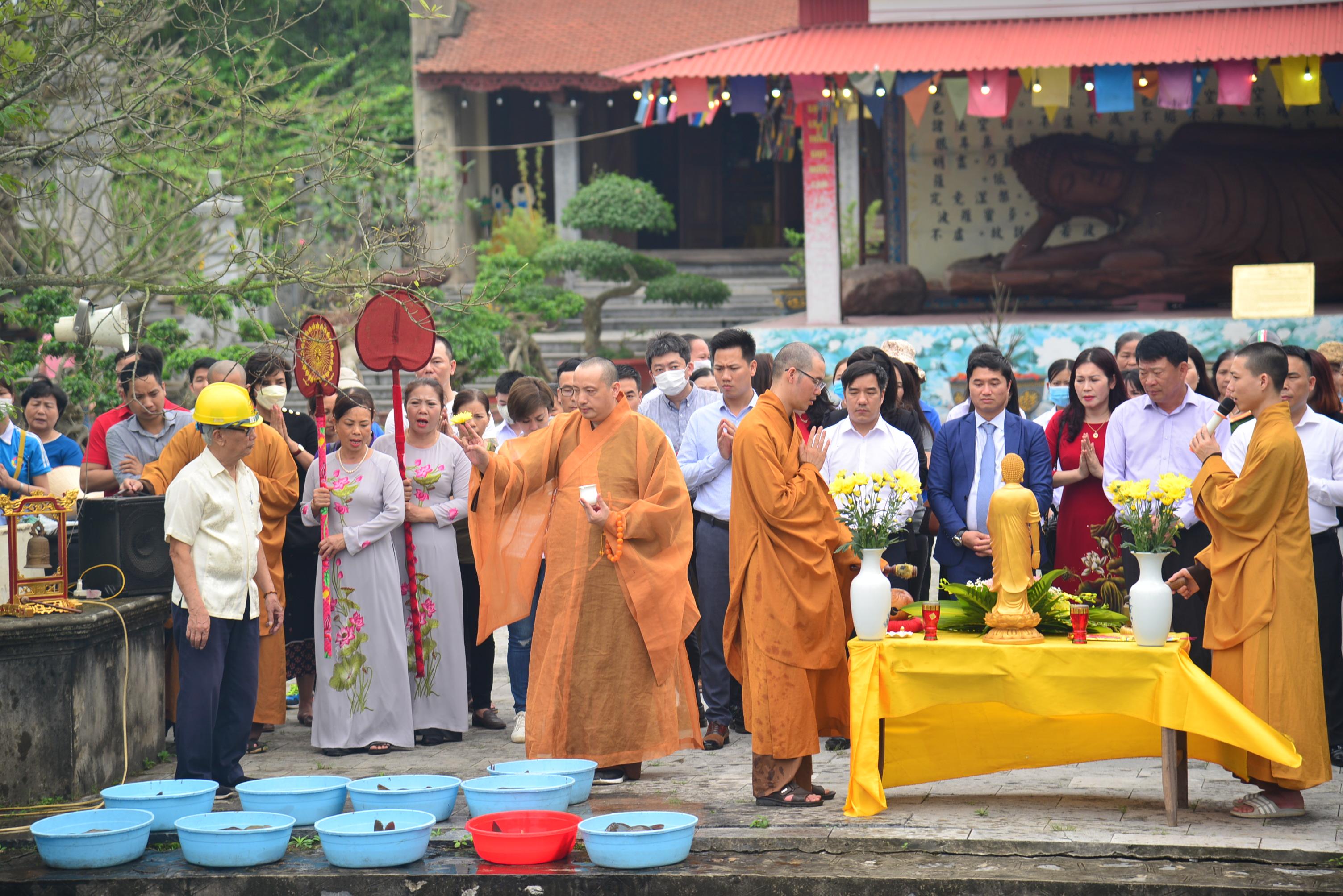 Chư tôn đức Tăng làm lễ chú nguyện cho các loại cá trước khi phóng sinh Chư tôn đức Tăng làm lễ chú nguyện cho các loại cá trước khi phóng sinh