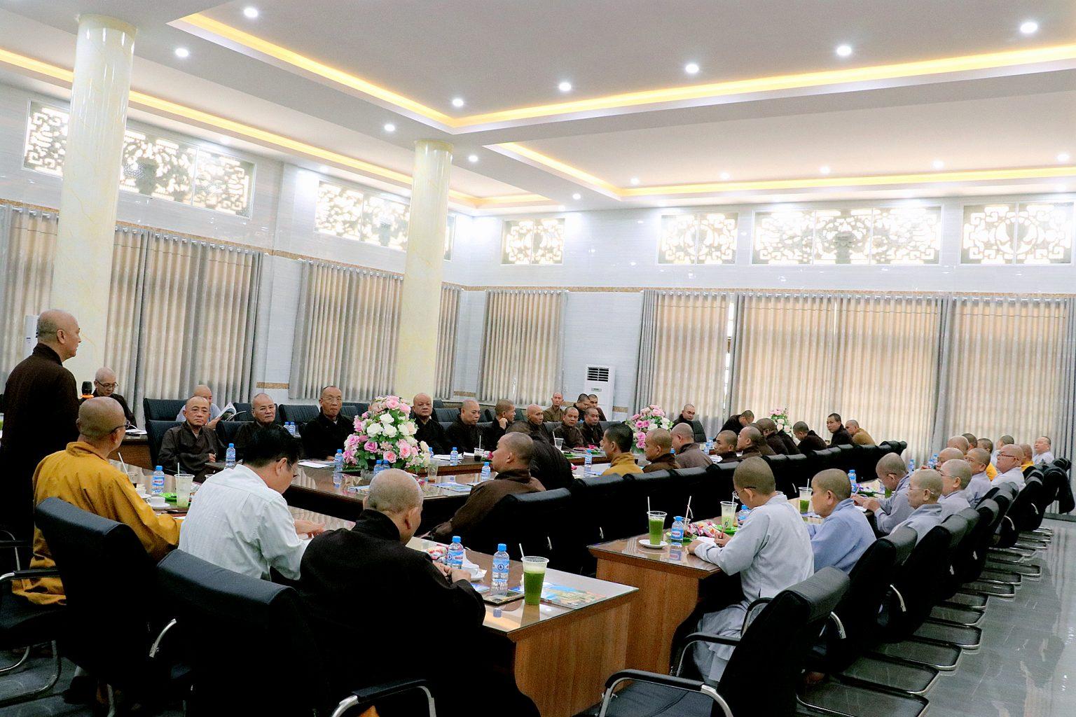 Chư tôn đức Tăng Ni tham dự phiên họp Chư tôn đức Tăng Ni tham dự phiên họp