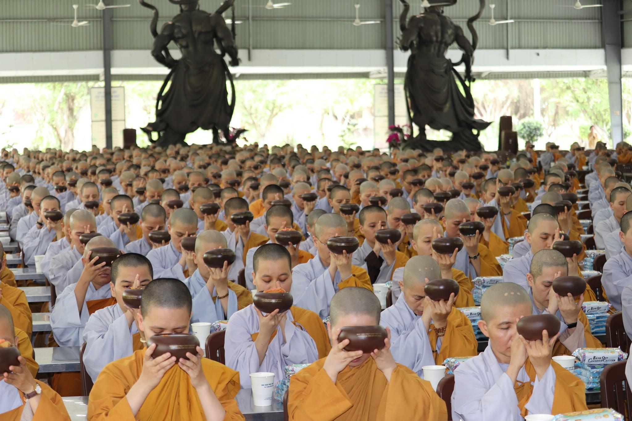 Ni sinh cúng Phật trước khi thọ trai Ni sinh cúng Phật trước khi thọ trai
