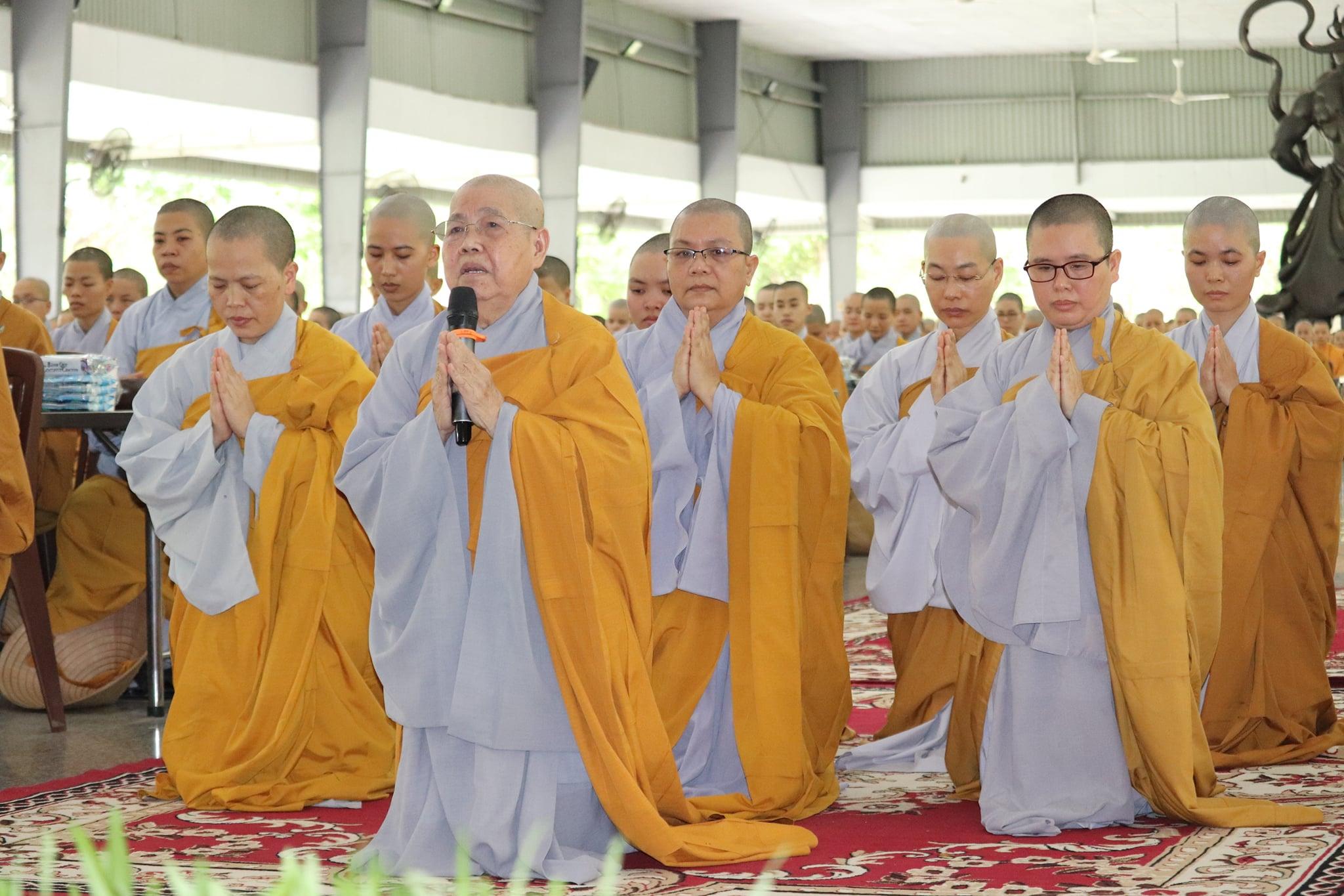 Ni trưởng Thích nữ Từ Nhẫn cùng Ni chúng chùa Phước Viên dâng lời tác bạch Ni trưởng Thích nữ Từ Nhẫn cùng Ni chúng chùa Phước Viên dâng lời tác bạch