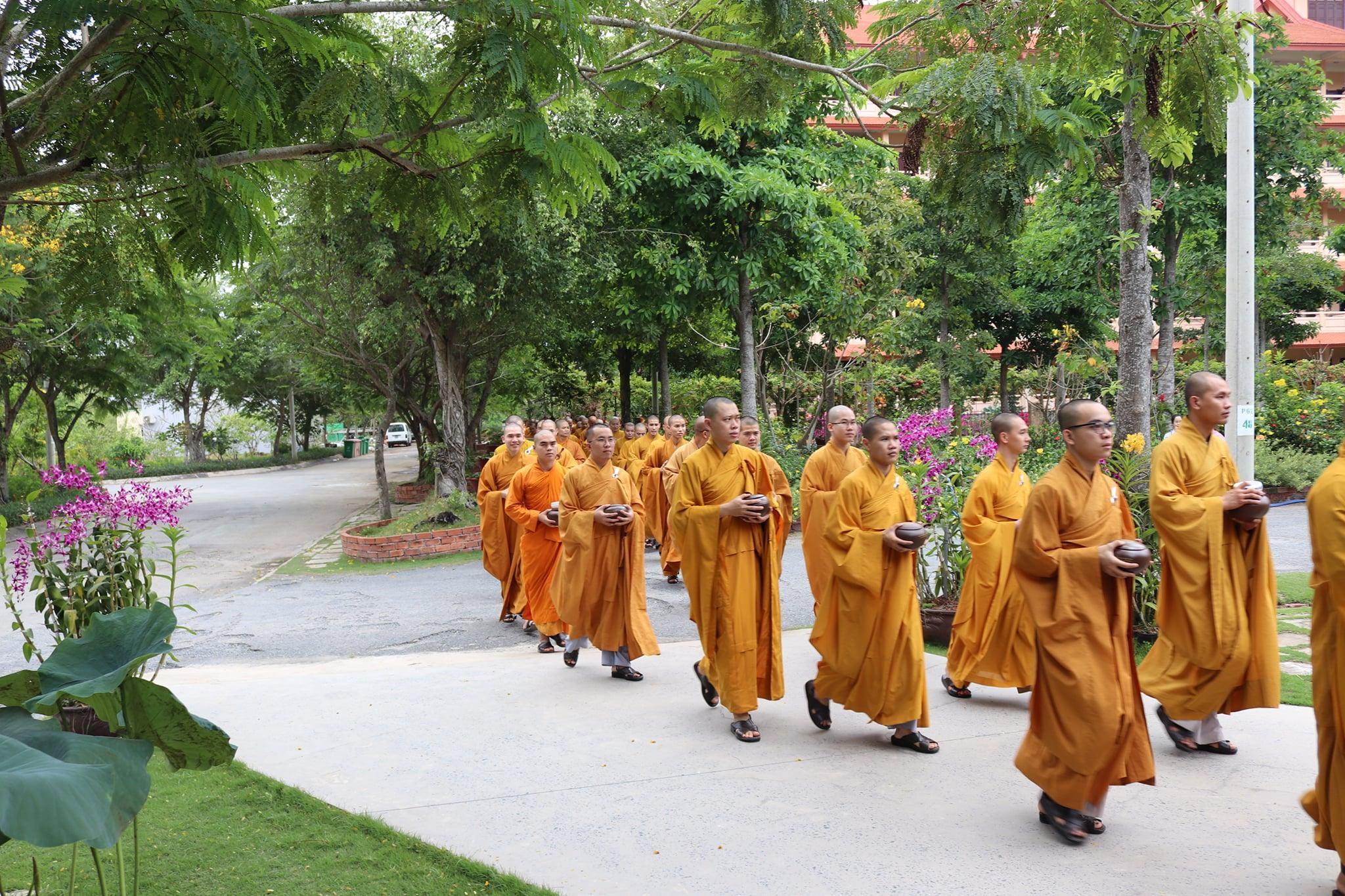 Tăng sinh vân tập về quả đường Tăng sinh vân tập về quả đường