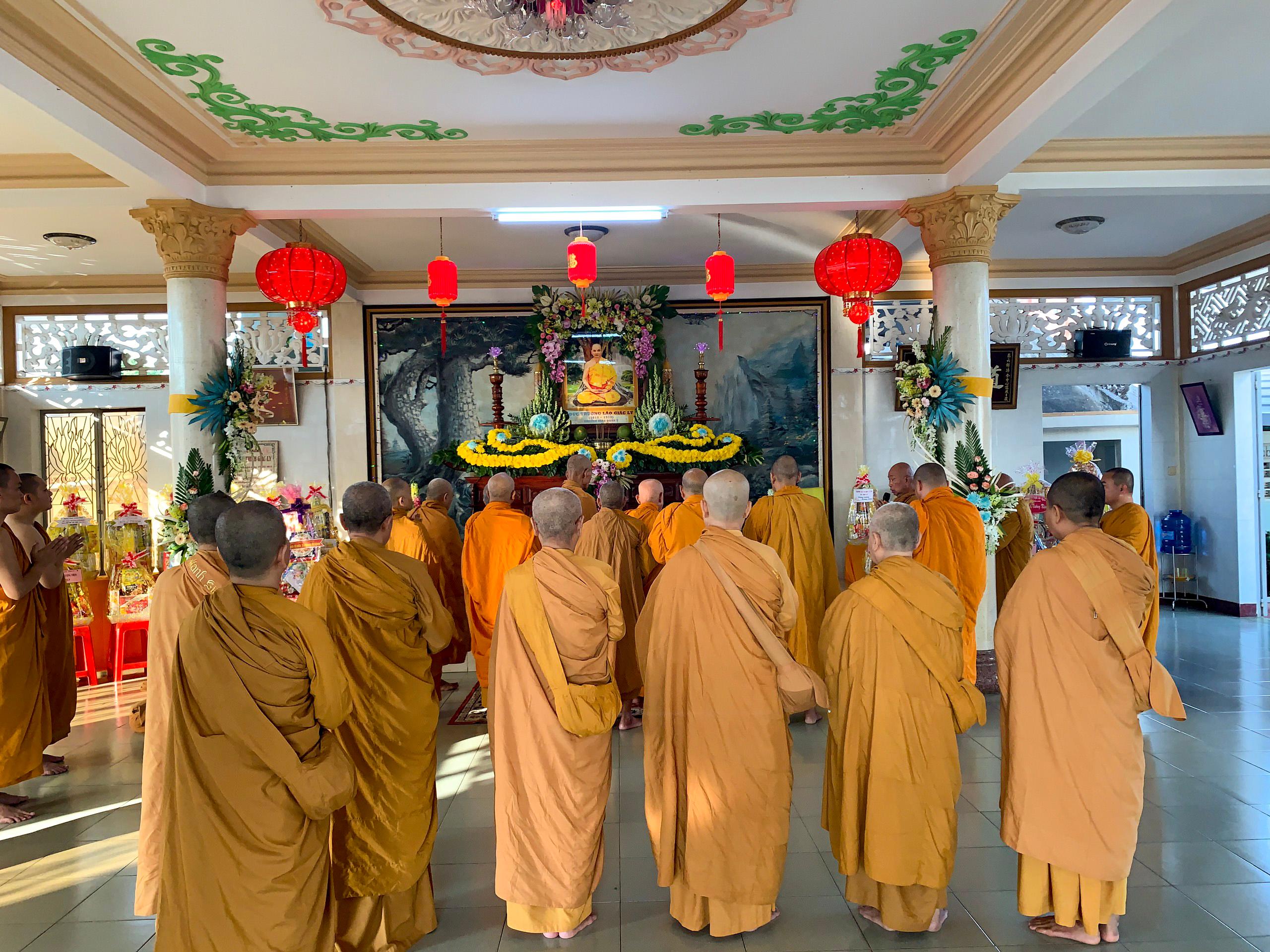 Chư tôn đức Tăng Ni thành kính trước di ảnh Hòa thượng Giác Lý Chư tôn đức Tăng Ni thành kính trước di ảnh Hòa thượng Giác Lý