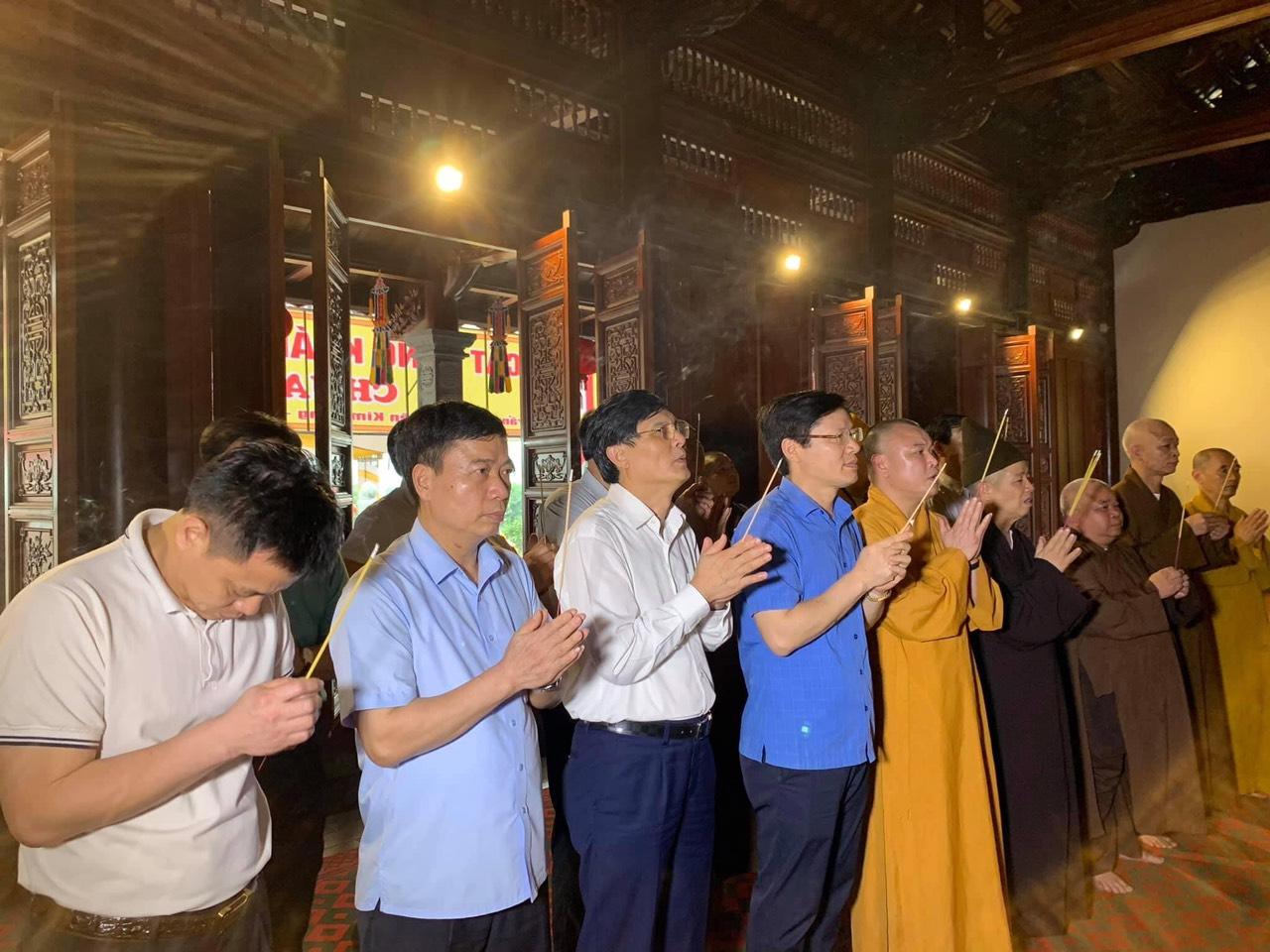 Chư tôn đức Tăng, chính quyền địa phương dâng hương bạch Phật Chư tôn đức Tăng, chính quyền địa phương dâng hương bạch Phật