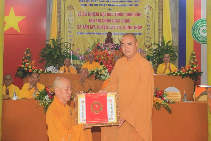 Thượng tọa Thích Tĩnh Triệt trao quyết định bổ nhiệm đến Đại đức Thích Giác Bổn Thượng tọa Thích Tĩnh Triệt trao quyết định bổ nhiệm đến Đại đức Thích Giác Bổn