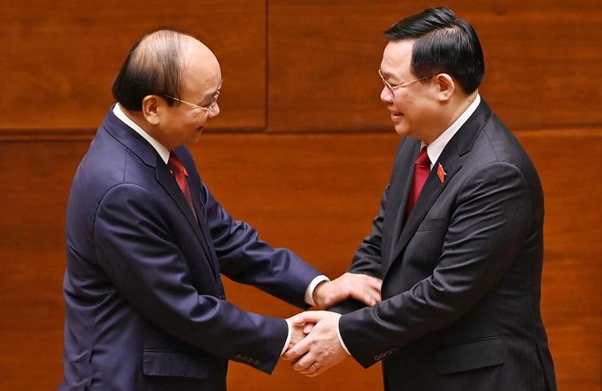 Chủ tịch Quốc hội Vương Đình Huệ bắt tay chúc mừng tân Chủ tịch nước Nguyễn Xuân Phúc - Ảnh: Giang Huy