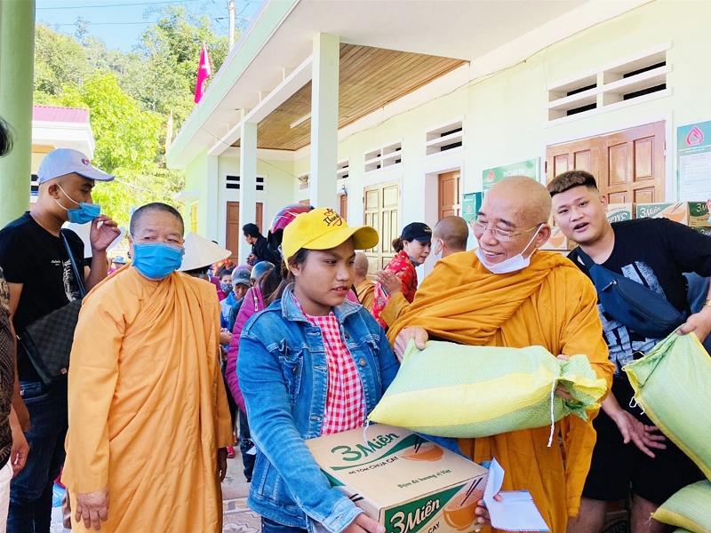 Hòa thượng Thích Minh Lộc tận tay trao quà đến bà con