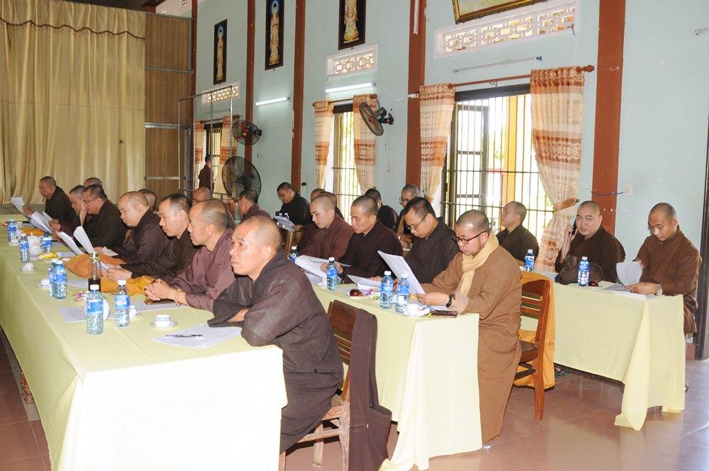 Chư tôn đức Tăng tham dự phiên họp Chư tôn đức Tăng tham dự phiên họp