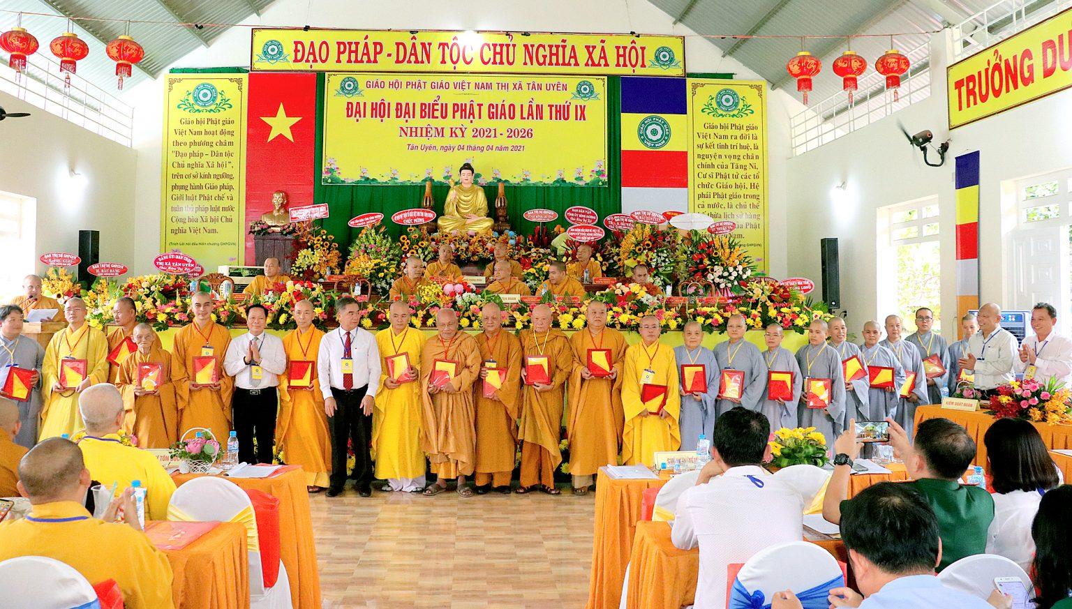 Tập thể, cá nhân nhận bằng tuyên dương công đức Tập thể, cá nhân nhận bằng tuyên dương công đức