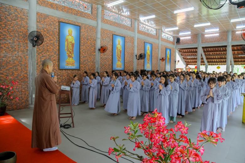 Đại đức Thích Phước Hòa hướng dẫn oai nghi khóa tu Đại đức Thích Phước Hòa hướng dẫn oai nghi khóa tu