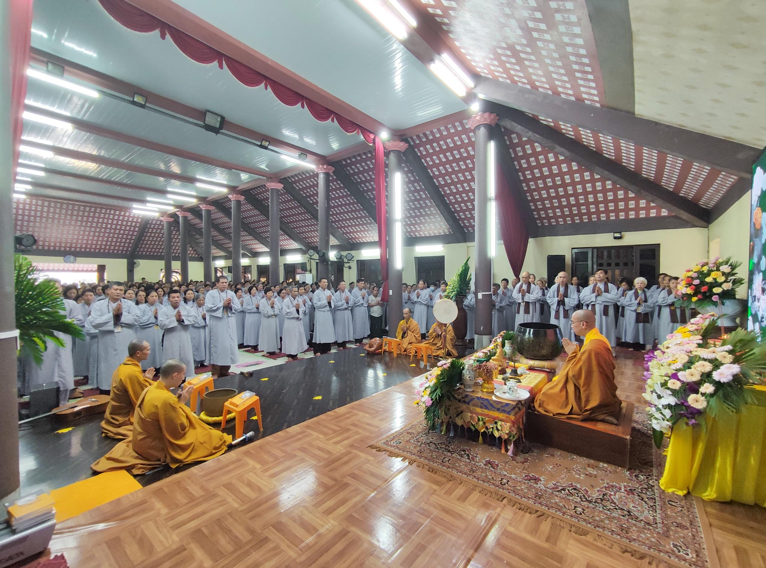 Chư Tăng cùng các Phật tử trong khóa lễ Chư Tăng cùng các Phật tử trong khóa lễ