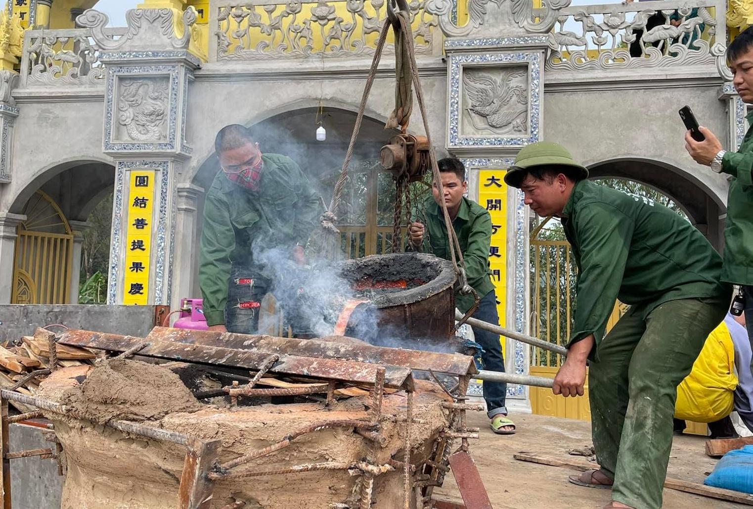 Các nghệ nhân rót đồng Các nghệ nhân rót đồng