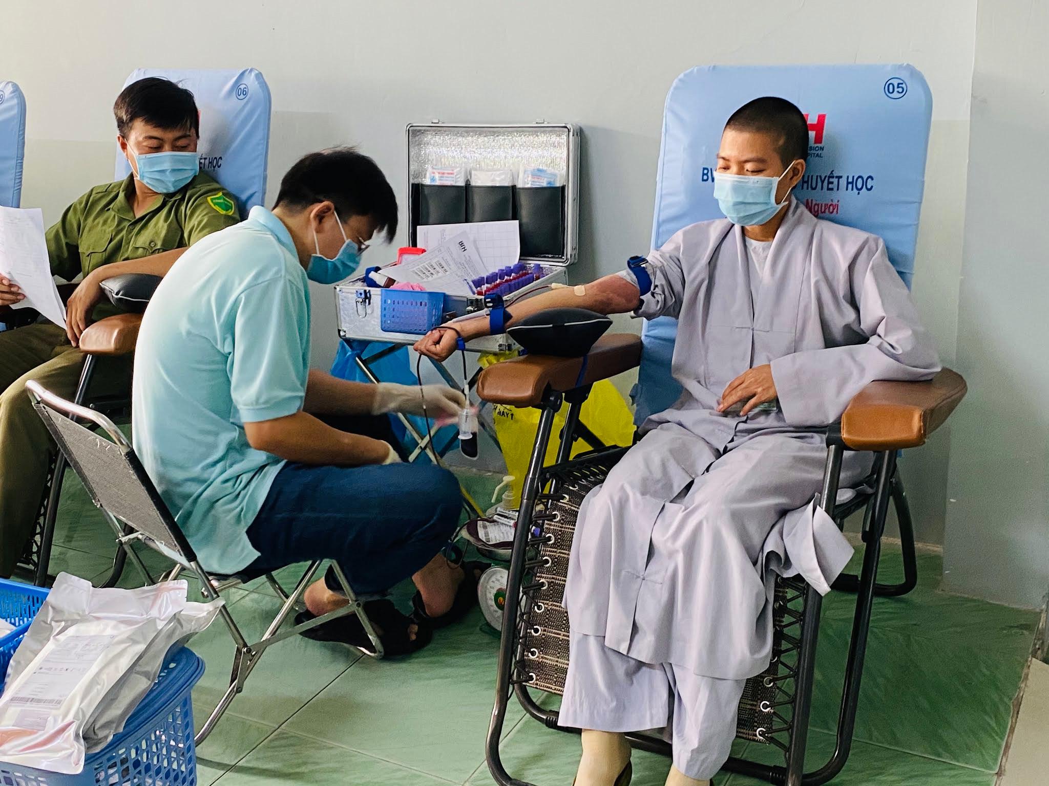 &quot;Mỗi giọt máu cho đi, một cuộc đời ở lại”