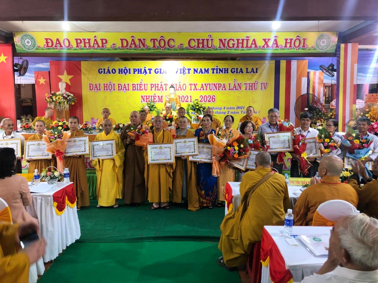 Chư tôn đức Tăng Ni, Phật tử nhận bằng tuyên dương công đức