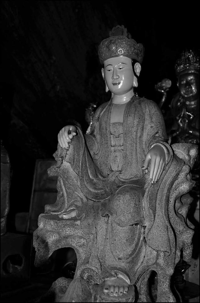 Tôn tượng Phật Bà chùa Hương