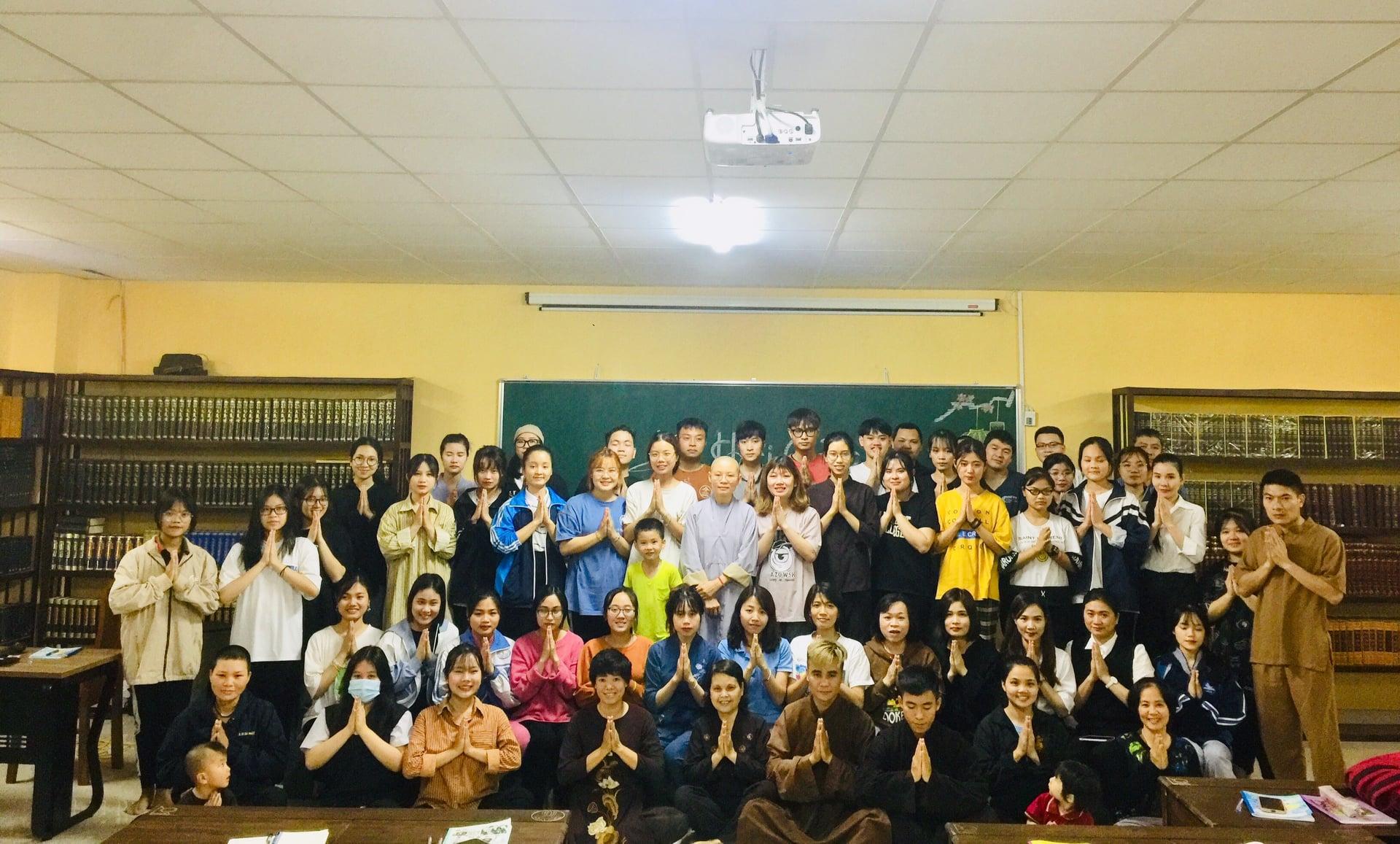 Các học viên chụp hình với Sư cô Thích nữ Tuệ Tâm trong buổi lễ khai giảng lớp học Các học viên chụp hình với Sư cô Thích nữ Tuệ Tâm trong buổi lễ khai giảng lớp học