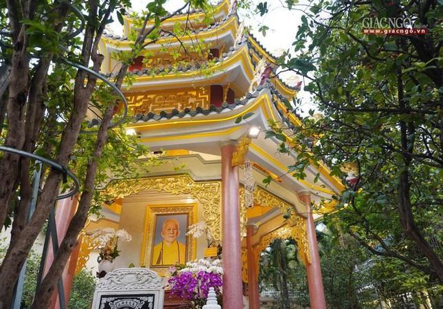 Bảo tháp Phù Thi trong khuôn viên chùa Vạn Đức