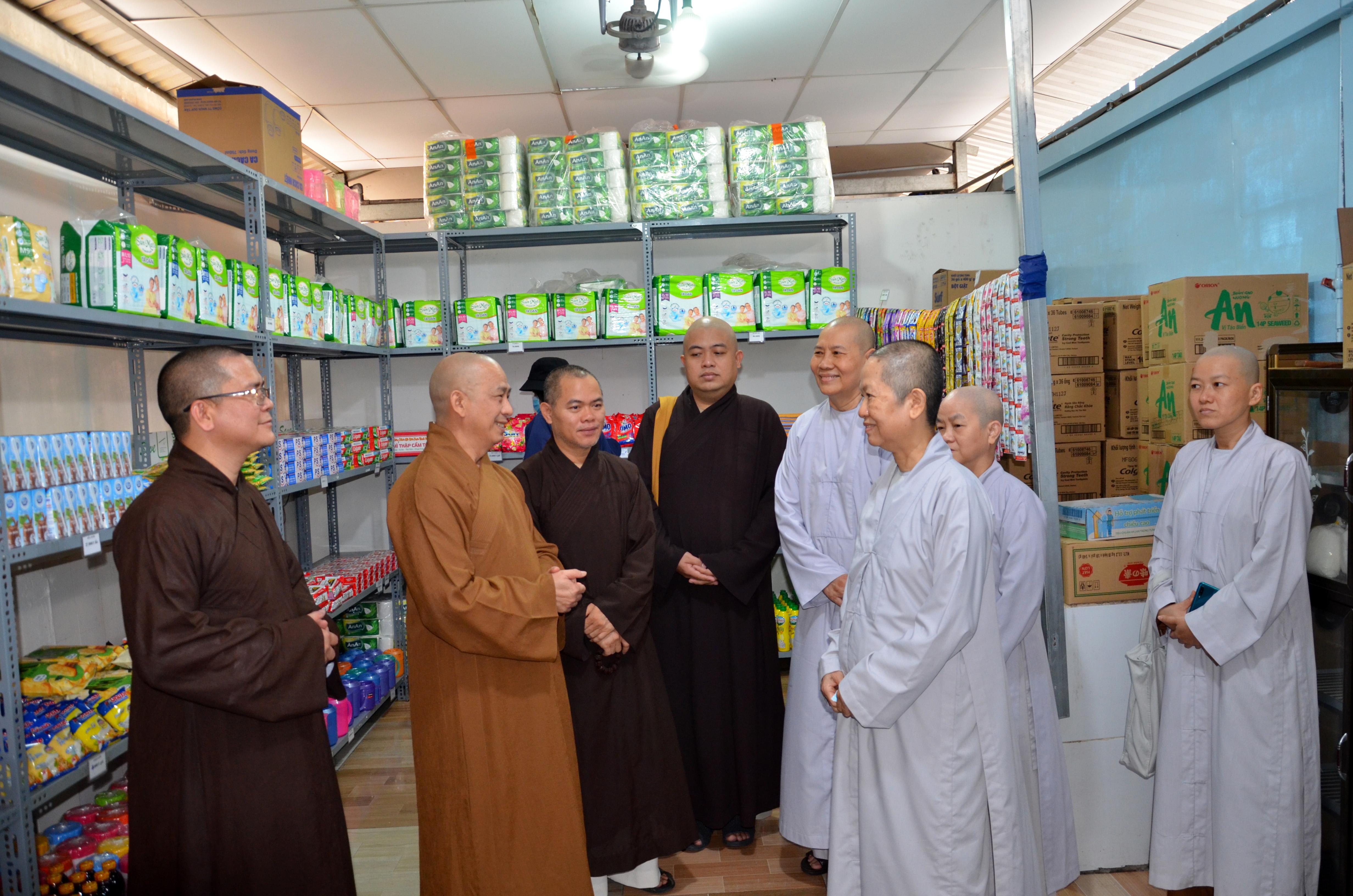 Chư tôn đức Ban Trị sự Phật giáo quận Bình Thạnh đến tham quan "cửa hàng 0 đồng" Chư tôn đức Ban Trị sự Phật giáo quận Bình Thạnh đến tham quan "cửa hàng 0 đồng"