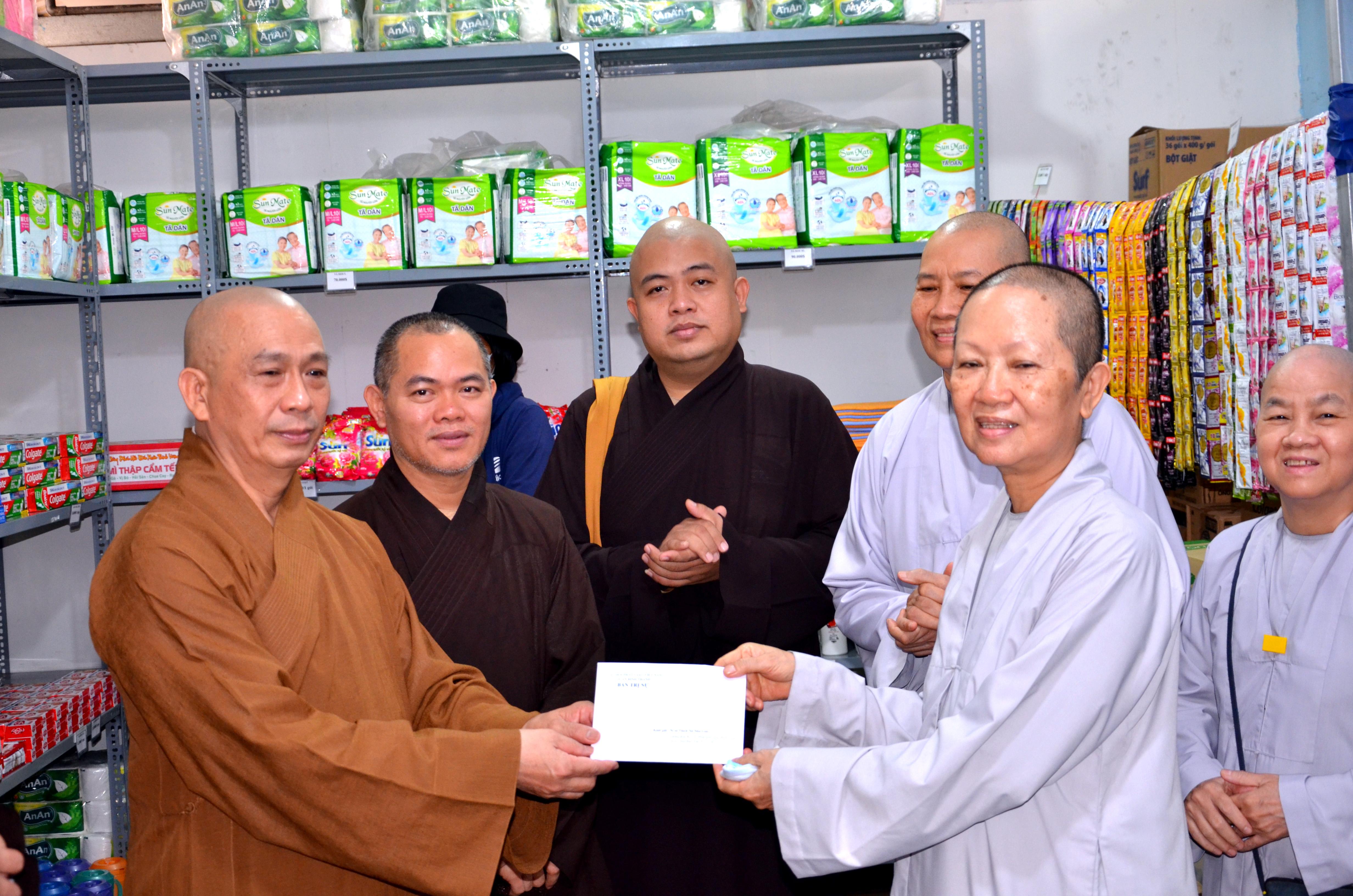 Thượng tọa Thích Tâm Chơn ủng hộ Hội Từ thiện của chùa Bảo Vân Thượng tọa Thích Tâm Chơn ủng hộ Hội Từ thiện của chùa Bảo Vân