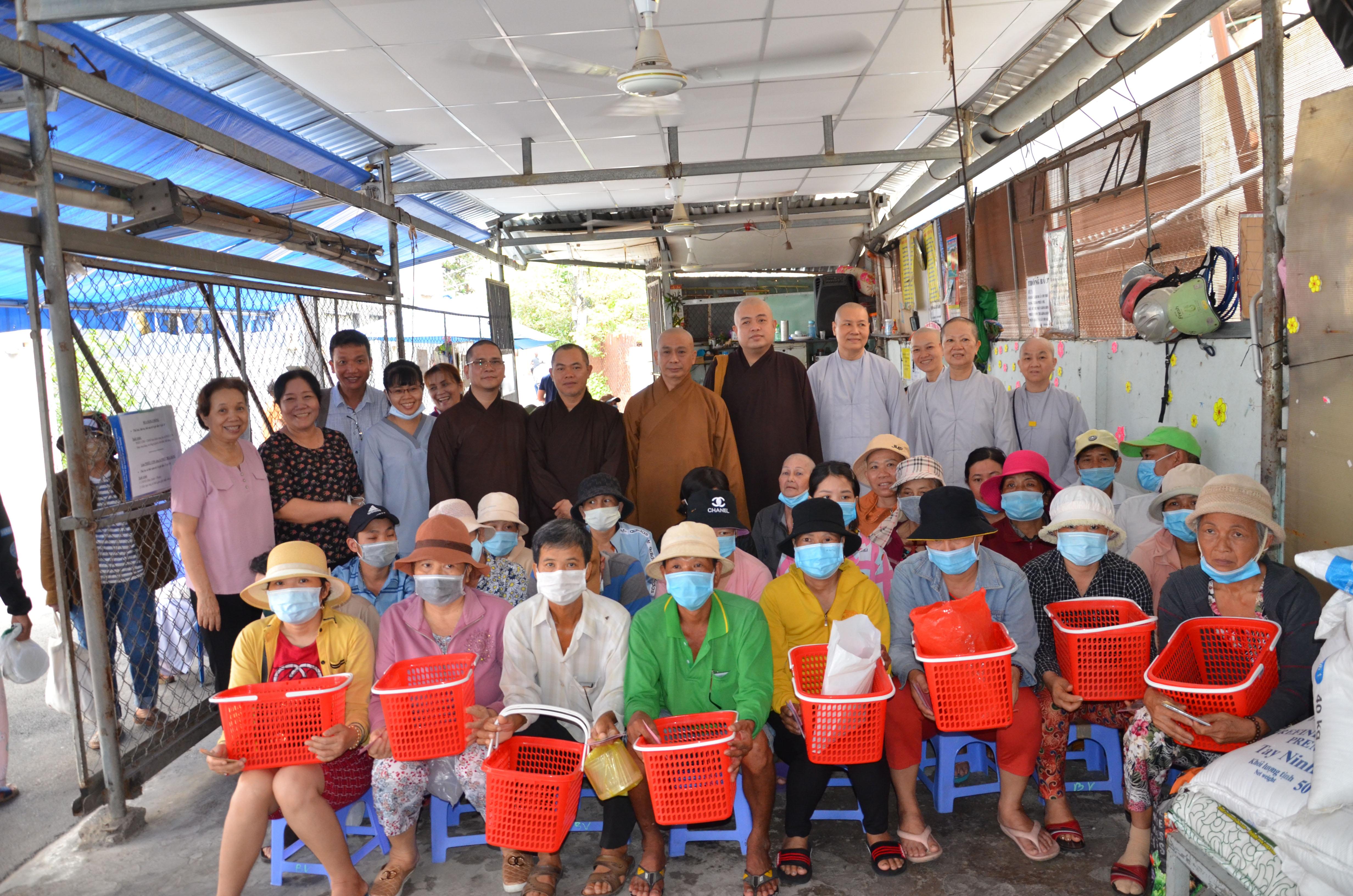 Bà con mua đồ tại cửa hàng chụp ảnh lưu niệm cùng chư tôn đức Tăng Ni Bà con mua đồ tại cửa hàng chụp ảnh lưu niệm cùng chư tôn đức Tăng Ni