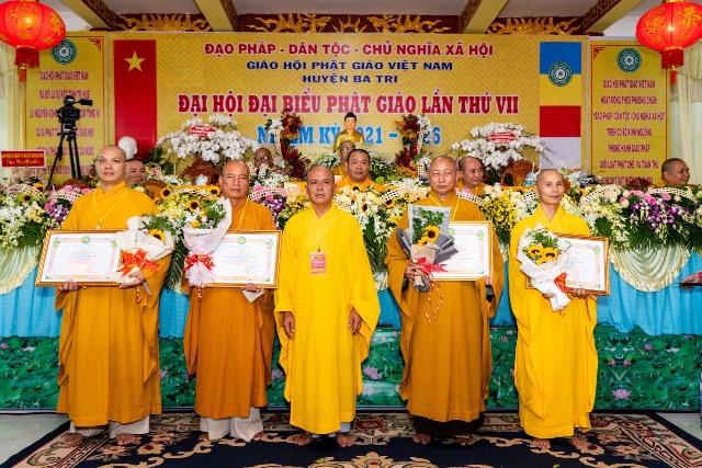 Chư tôn đức nhận bằng tuyên dương công đức Chư tôn đức nhận bằng tuyên dương công đức