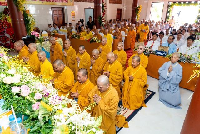 Tân Ban Trị sự Phật giáo huyện Ba Tri nhiệm kỳ 2021-2026 lắng nghe Hòa thượng Thích Nhựt Tấn ban đạo từ Tân Ban Trị sự Phật giáo huyện Ba Tri nhiệm kỳ 2021-2026 lắng nghe Hòa thượng Thích Nhựt Tấn ban đạo từ