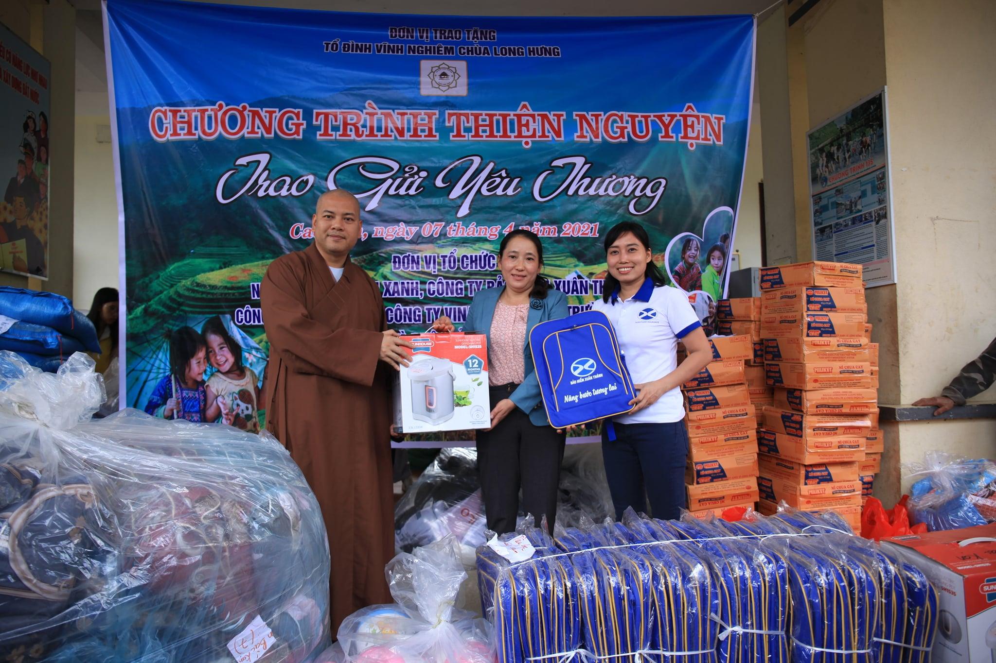 Đại đức Thích Quảng Lâm tặng quà cho thầy cô giáo Đại đức Thích Quảng Lâm tặng quà cho thầy cô giáo