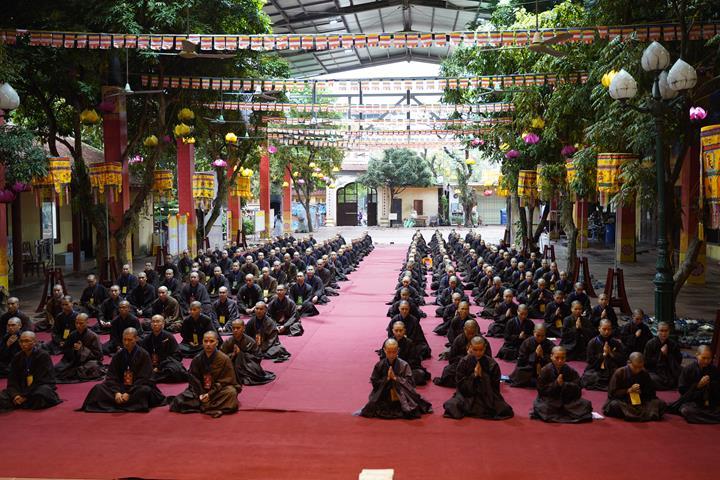 Các giới tử nghiêm cẩn lắng nghe Các giới tử nghiêm cẩn lắng nghe