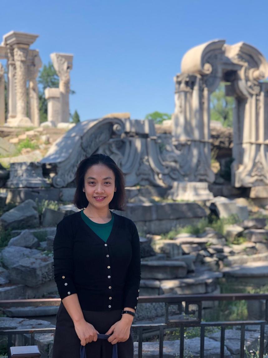 Tác giả Nguyễn Tô Lan đã dành nhiều thời gian điền dã để khảo sát văn bia và mộc bản ở nhiều vùng miền Tác giả Nguyễn Tô Lan đã dành nhiều thời gian điền dã để khảo sát văn bia và mộc bản ở nhiều vùng miền