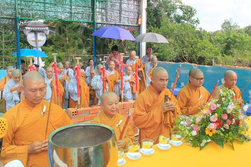 Chư tôn đức Tăng niêm hương bạch Phật Chư tôn đức Tăng niêm hương bạch Phật