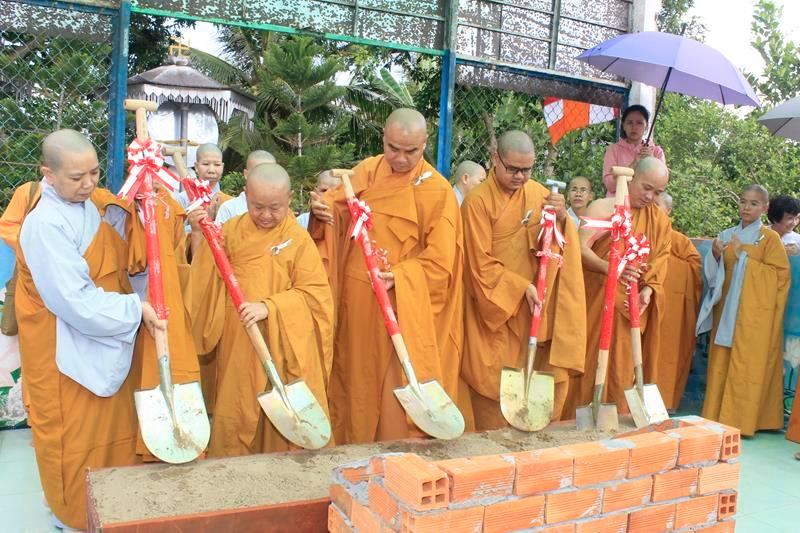 Chư tôn đức Tăng Ni làm lễ động thổ Chư tôn đức Tăng Ni làm lễ động thổ