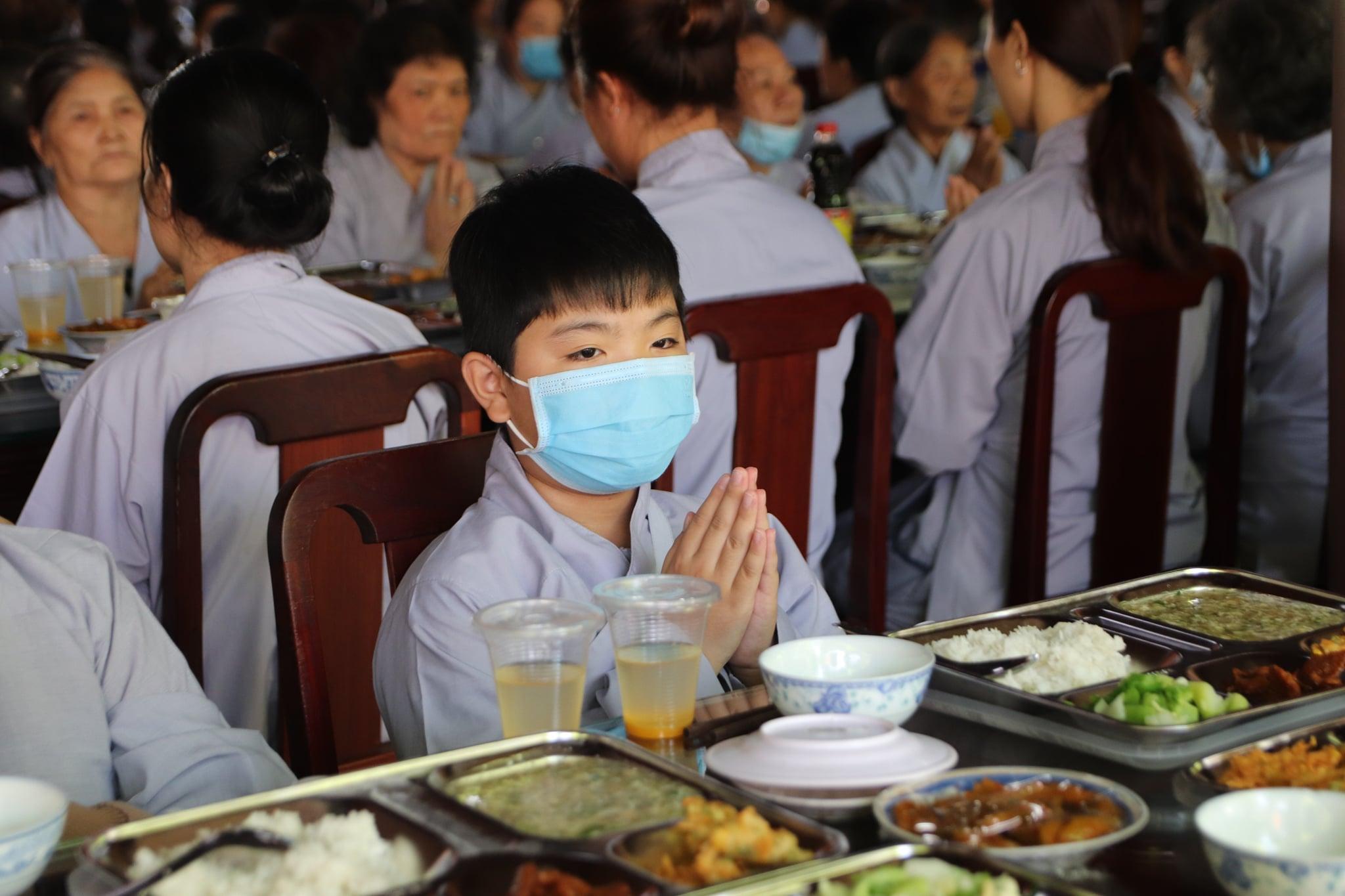 Giờ cơm chánh niệm buổi trưa - Ảnh: CTV Giờ cơm chánh niệm buổi trưa - Ảnh: CTV
